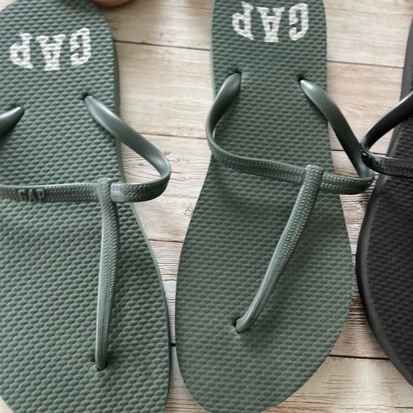 GAP Flip Flop Bundle - Picture 3 of 7